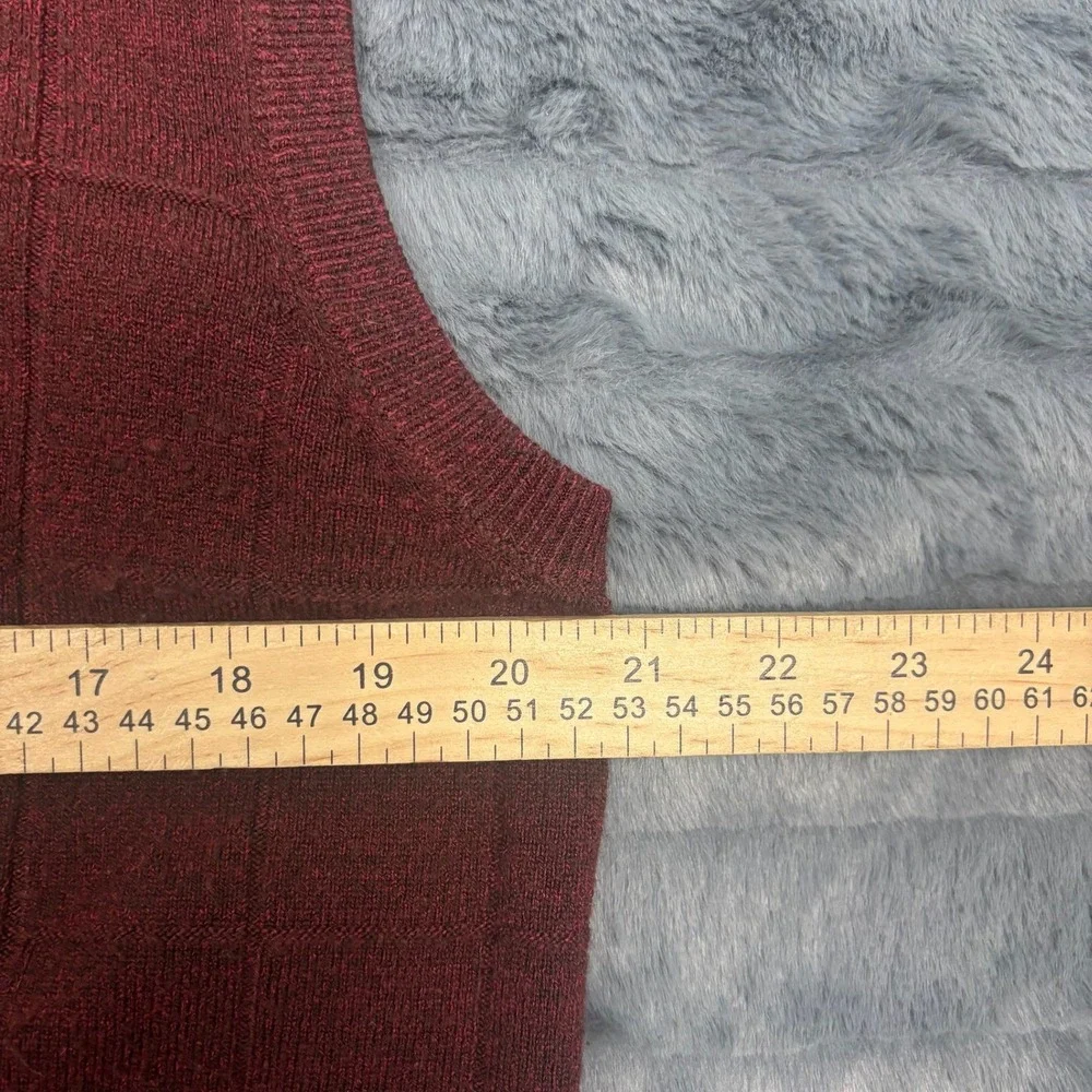 Dockers Mens Burgundy V-Neck Sweater Vest Maroon Grid Knit Size Medium 8044